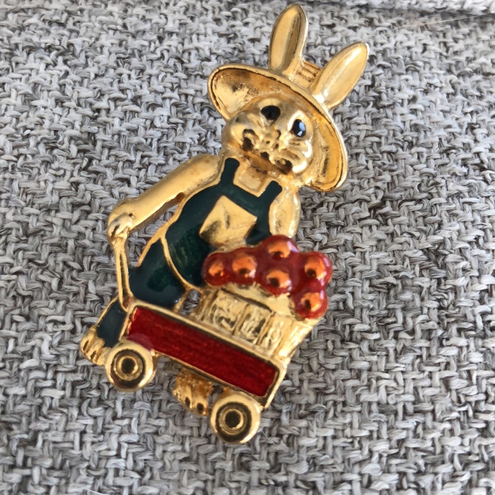 Danecraft Bunny Brooch with Wagon of Fruit - Picture 11 of 15